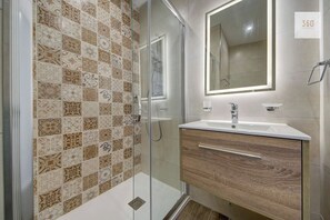 Hair dryer, towels - Stylish 2BR Retreat w/ Balcony & Fast WiFi (Msida)