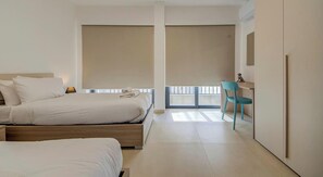 A hotel room with a bed, a desk, a chair, and a balcony. - Stylish 2BR Retreat w/ Balcony & Fast WiFi (Msida)