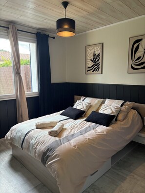 Room - Large house for 10 to 12 people with swimming pool, billiards, table soccer, table tennis (Cours-de-Pile)