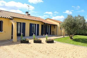 Exterior - Large house for 10 to 12 people with swimming pool, billiards, table soccer, table tennis (Cours-de-Pile)