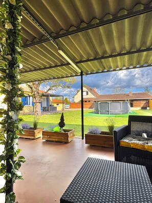 Terrace/patio - Large house for 10 to 12 people with swimming pool, billiards, table soccer, table tennis (Cours-de-Pile)