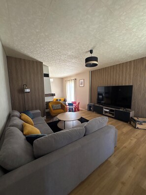 Living area - House relaxation with swimming pool, billiards, table soccer, Ping-Pong barbecue garden (Cours-de-Pile)