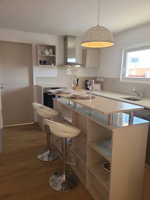 Fridge, microwave, oven, stovetop - Plein Sud BIARRITZ: all on foot, renovated apartment, terrace, basement parking (Biarritz)