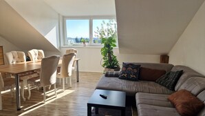 Un salon moderne comprenant un coin repas, un canapé et une vue sur l’extérieur.