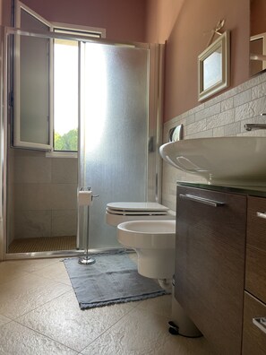 Shower, hair dryer, bidet, towels - Beautiful apartment a few steps from the sea and the center (Cervia)