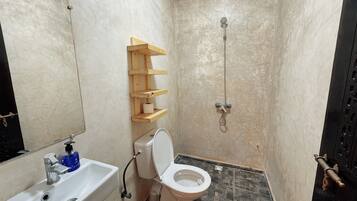 Rom – deluxe, balkong, hageutsikt | Bad