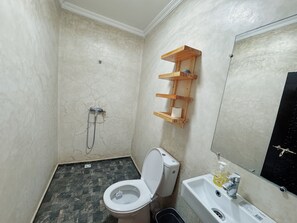 Deluxe Room, Balcony, Garden View | Bathroom | Shower, free toiletries, hair dryer, towels - Villa Ryad Ibou (Aguerd)