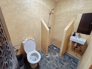 Phòng dành cho gia đình, quang cảnh hồ bơi | Phòng tắm