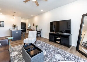 Living area - Peaceful Retreat Near Garden of the Gods (Colorado Springs)