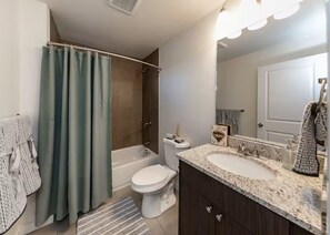 ヘアドライヤー、タオル、石鹸、トイレットペーパー