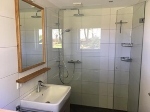 Shower, hair dryer - Holiday Home 'Meinhaus-damp' with Terrace, Garden and Wi-Fi (Damp)