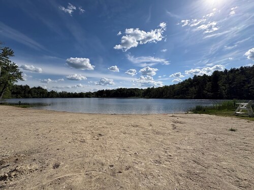 Hotel-like Balcony Suite—Private Wing&Entry—Ensuite Bath—View—Walk to Town, Lake