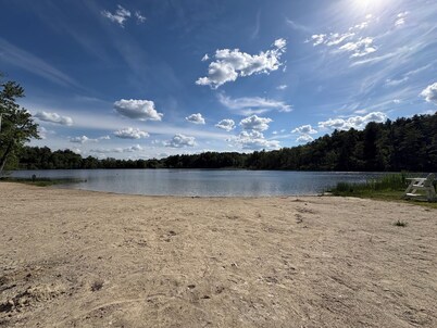 Hotel-like Balcony Suite—Private Wing&Entry—Ensuite Bath—View—Walk to Town, Lake
