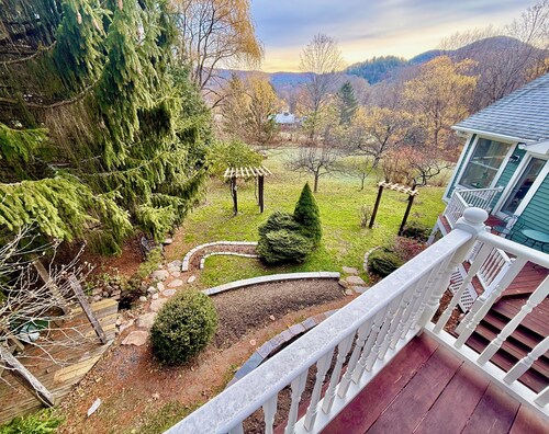 The Berkshire Music Loft at Eastview
Studio with Piano, Balcony & Mountain View