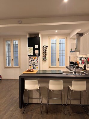 Microwave, oven, dishwasher - La Cocinella: Elegant Modena Stay Steps from Cathedral & Fine Dining (Modena)