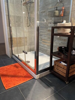 Haartrockner, Bidet, Handtücher, Seife
