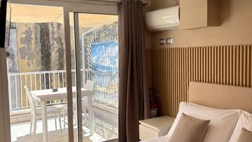 Comfort Room | Blackout drapes, soundproofing, free WiFi