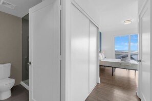 Bathroom - CN Tower View - Free Parking - Rooftop Pool - Gym (Toronto)