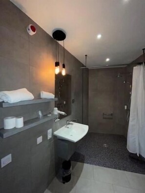 Chambre Confort double, balcon | Salle de bain