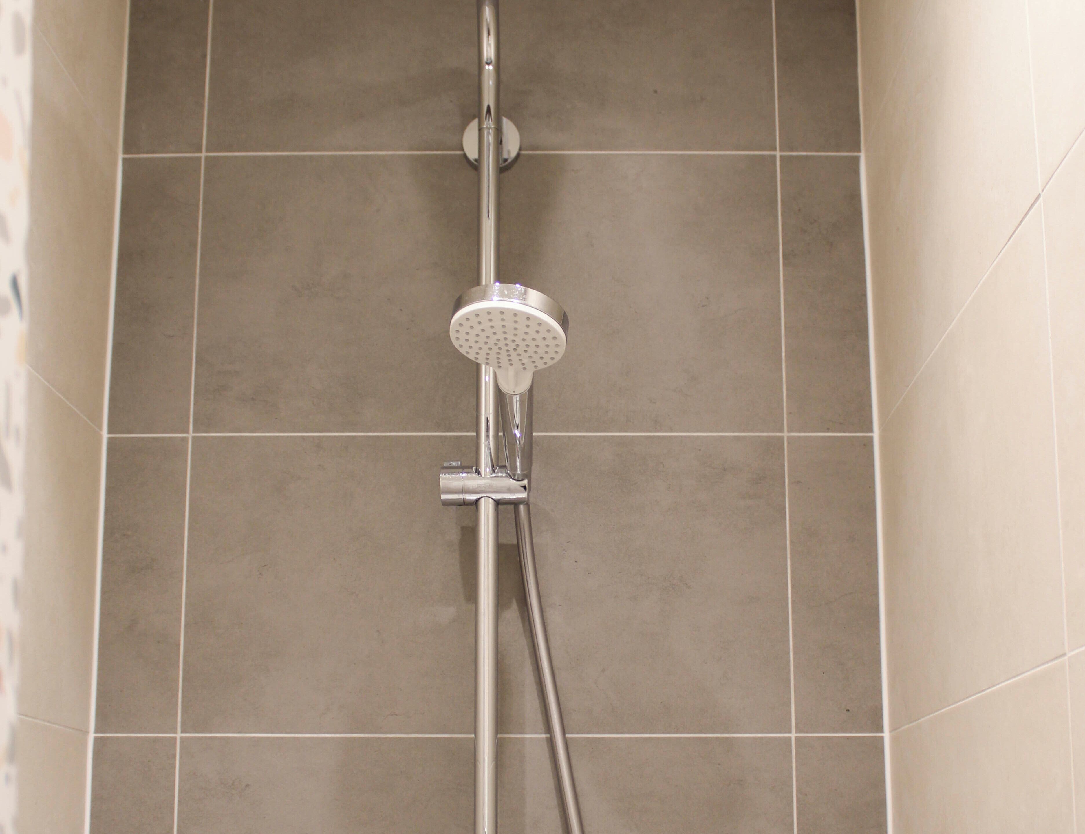 Een douche, een haardroger, handdoeken