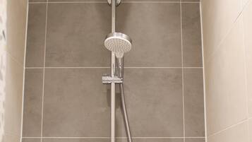 Een douche, een haardroger, handdoeken