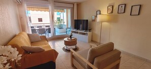 TV - Large apartment with a 35 m² terrace (Saint-Raphaël)