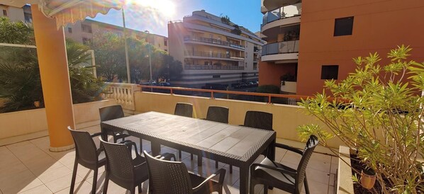 تناول الطعام بالخارج