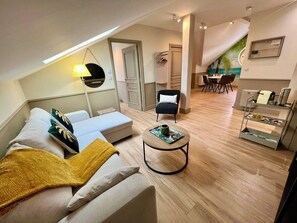 TV - Chic apartment between the sea and palm trees (Hyères)