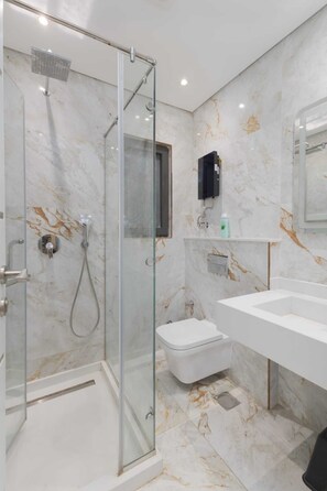 Căn hộ tiện nghi đơn giản, 2 phòng ngủ, quang cảnh vườn | Phòng tắm | Bồn tắm và buồng tắm vòi sen riêng, đồ dùng nhà tắm miễn phí 