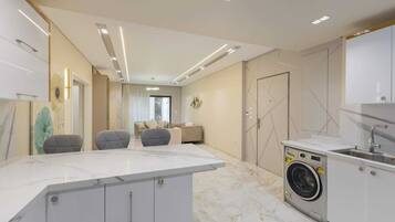 Apartamento conforto, 2 quartos, vista para o jardim | Cozinha privada | Micro-ondas, fogão, cooktop, talheres/pratos/utensílios de cozinha