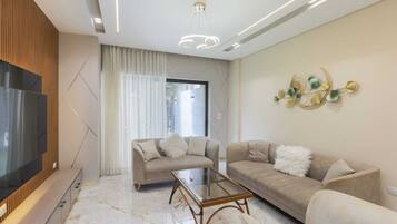 Comfort Apartment, 2 Bedrooms, Garden View | Living area