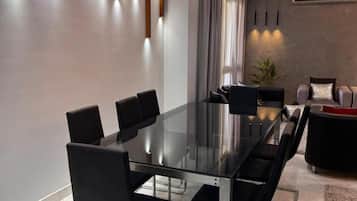 Superior Apartment, 3 Bedrooms, Lake View | Dining