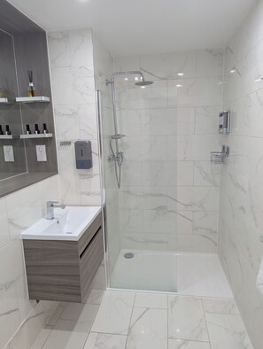 Dusche, Haartrockner, Handtücher, Seife