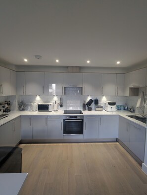 Microwave, oven, stovetop, dishwasher - Luxury Apartment Central Milton Keynes close to Train Station (Milton Keynes)