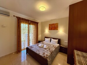 Deluxe Townhome, Balcony, Mountain View | In-room safe, soundproofing, free WiFi, bed sheets - Thomas apartments Corfu (Corfu)