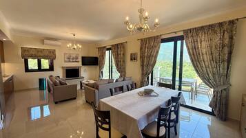 Villa Luxury, lanai, vista baia | Area soggiorno | TV a schermo piatto 50 pollici con canali satellitari