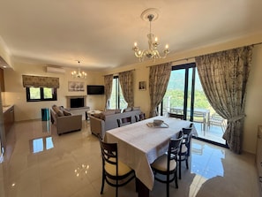 Luxury Villa, Lanai, Bay View | Living area | 50-inch flat-screen TV with satellite channels - Thomas apartments Corfu (Corfu)