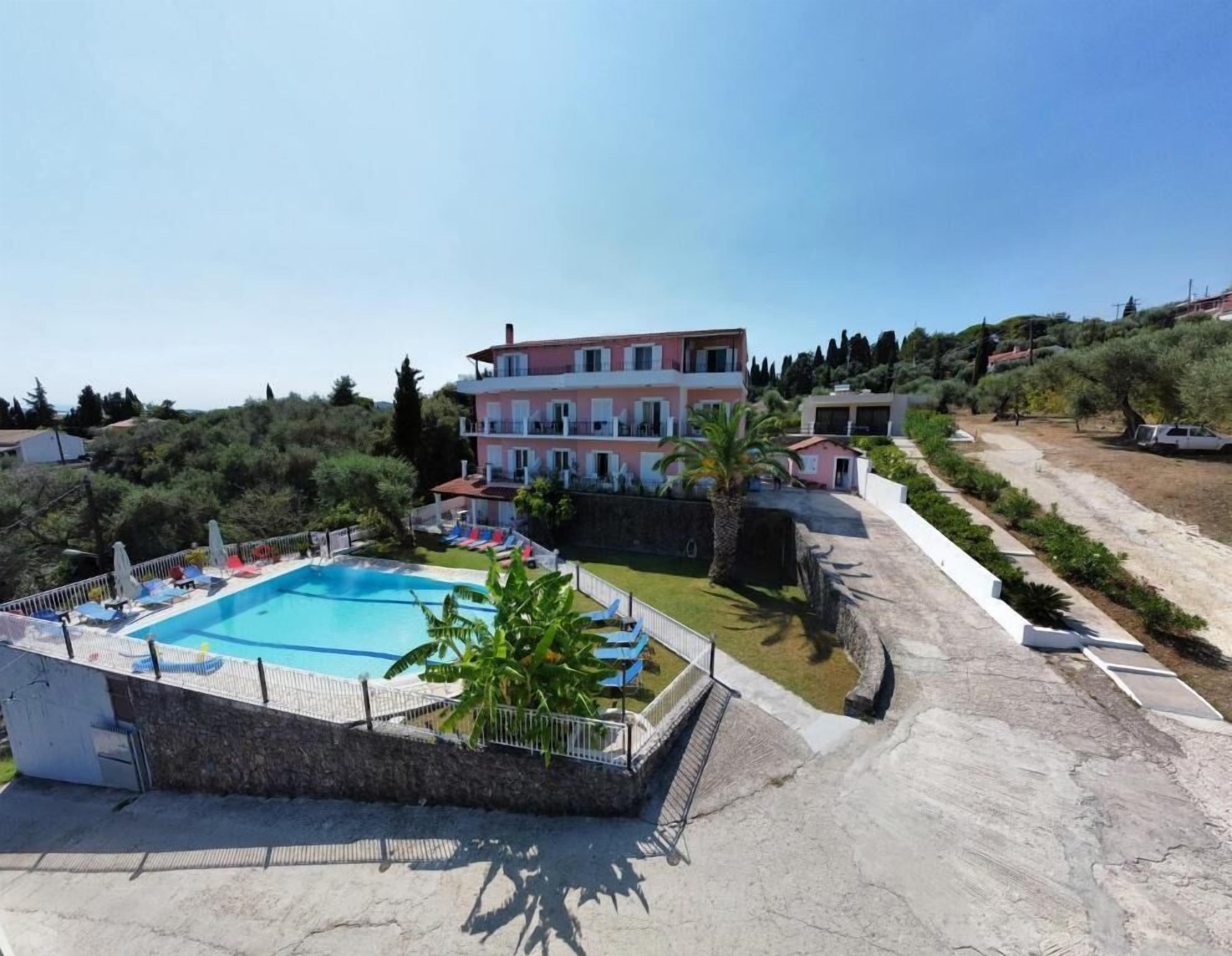 Piscina stagionale all'aperto, ombrelloni da piscina, lettini