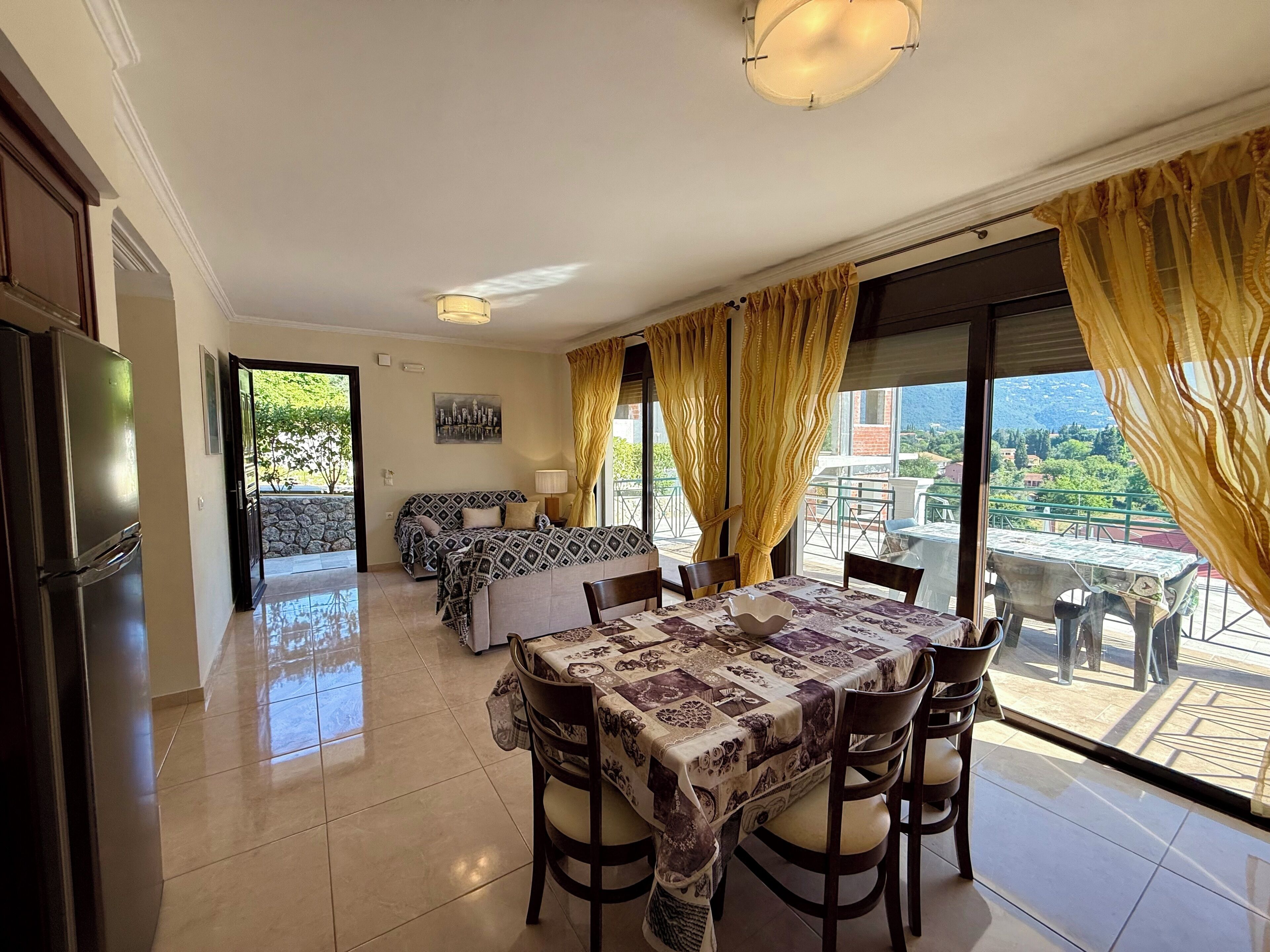 Townhouse Deluks, balkon, pemandangan gunung | Area keluarga | Televisi layar datar 50-inci dengan saluran TV satelit