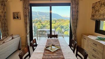 Villa Luxury, lanai, vista baia | Area soggiorno | TV a schermo piatto 50 pollici con canali satellitari