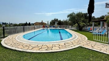 Außenpool (je nach Saison geöffnet), Sonnenschirme, Liegestühle