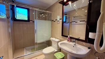 Deluxe-Stadtwohnung, Balkon, Bergblick | Badezimmer