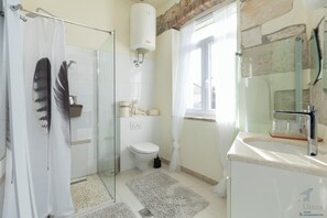 Hair dryer, towels, soap, toilet paper - Art & mementos - holiday house Paloc (Supetar)