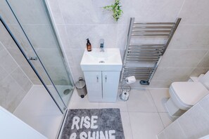 Shower, hair dryer, towels, soap - The Old Lecture Building (Ripon)