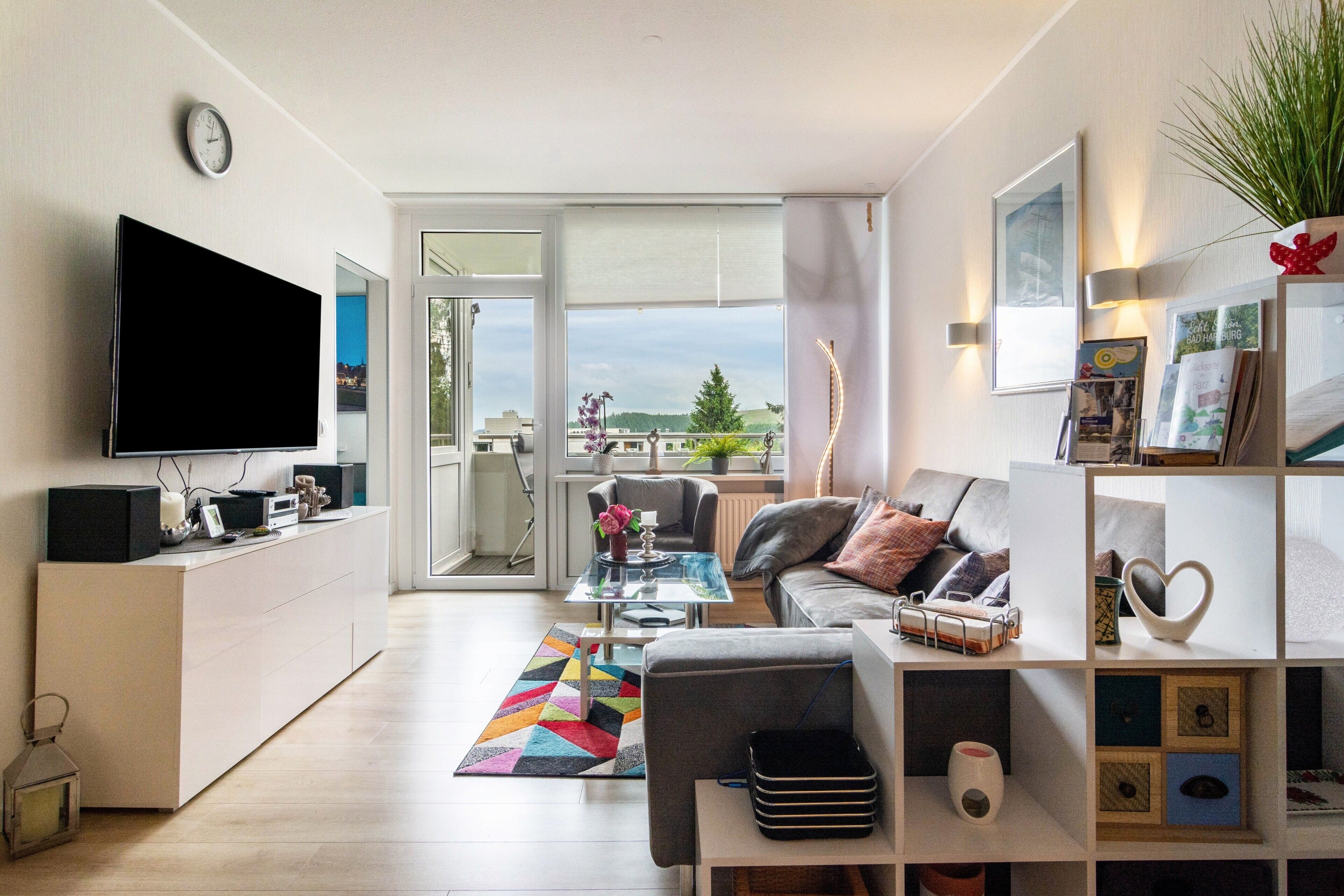 Televisión, mesa de ping pong, estéreo