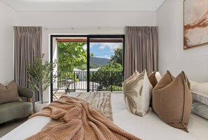 Room - Amalfi Beachside Living with Pool and Oceanviews (Trinity Beach)