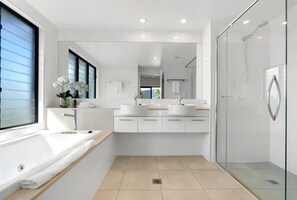 Shower, hair dryer, shampoo - Amalfi—Ocean Views & Pool near Beach & Restaurants (Trinity Beach)