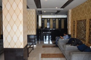 Lobby - Shama Hotel (Rawalpindi)