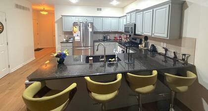 Azura Amphitheater Home — Sleeps 6