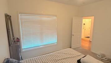 Iron/ironing board, Internet, bed sheets